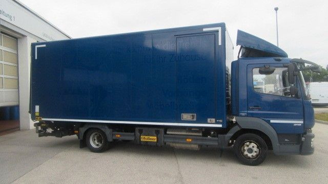 Mercedes-Benz 818L Koffer LBW, 1,5 to, Seitentüre - Dobozos felépítményű teherautó: 4 kép. Mercedes-Benz 818L Koffer LBW, 1,5 to, Seitentüre - Dobozos felépítményű teherautó: 4 kép.