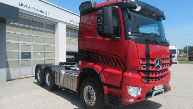 Mercedes-Benz 2651 LS 6x4 Kipphydraulik, Retarder - Nyergesvontató: 3 kép. Mercedes-Benz 2651 LS 6x4 Kipphydraulik, Retarder - Nyergesvontató: 3 kép.