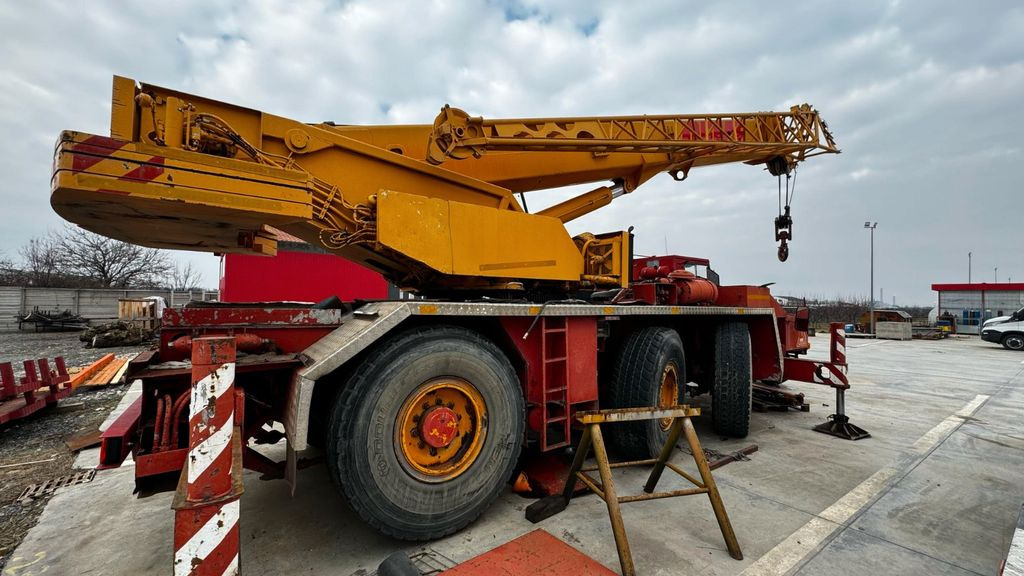 Liebherr LTM 1035-3 - Terepjáró autódaru: 3 kép. Liebherr LTM 1035-3 - Terepjáró autódaru: 3 kép.