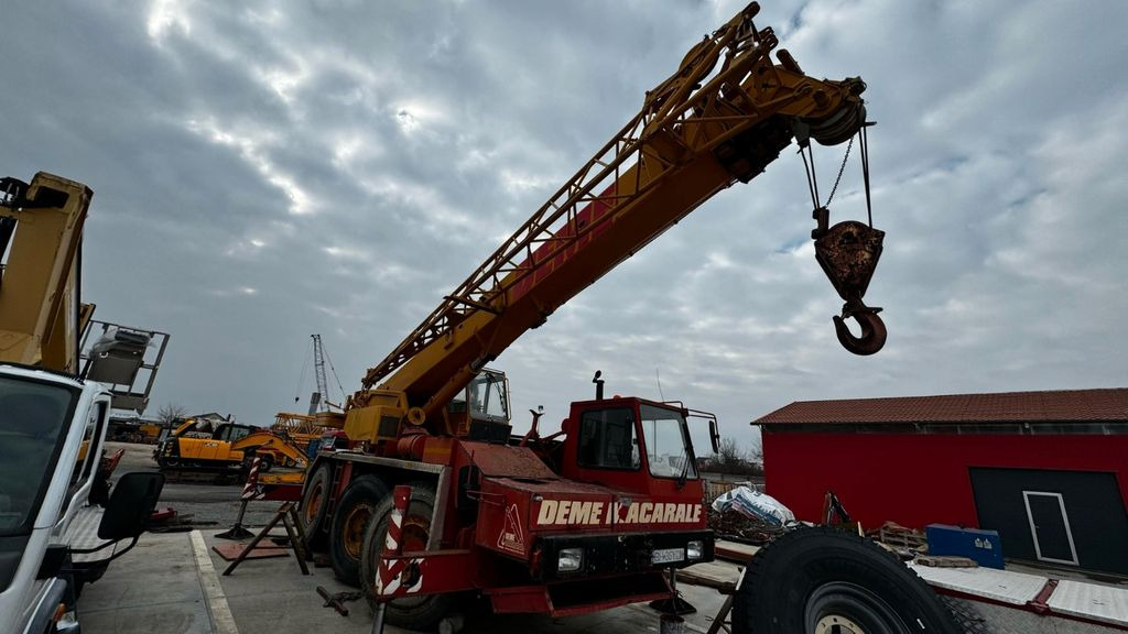 Liebherr LTM 1035-3 - Terepjáró autódaru: 1 kép. Liebherr LTM 1035-3 - Terepjáró autódaru: 1 kép.
