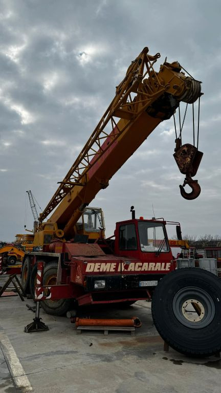 Liebherr LTM 1035-3 - Terepjáró autódaru: 2 kép. Liebherr LTM 1035-3 - Terepjáró autódaru: 2 kép.