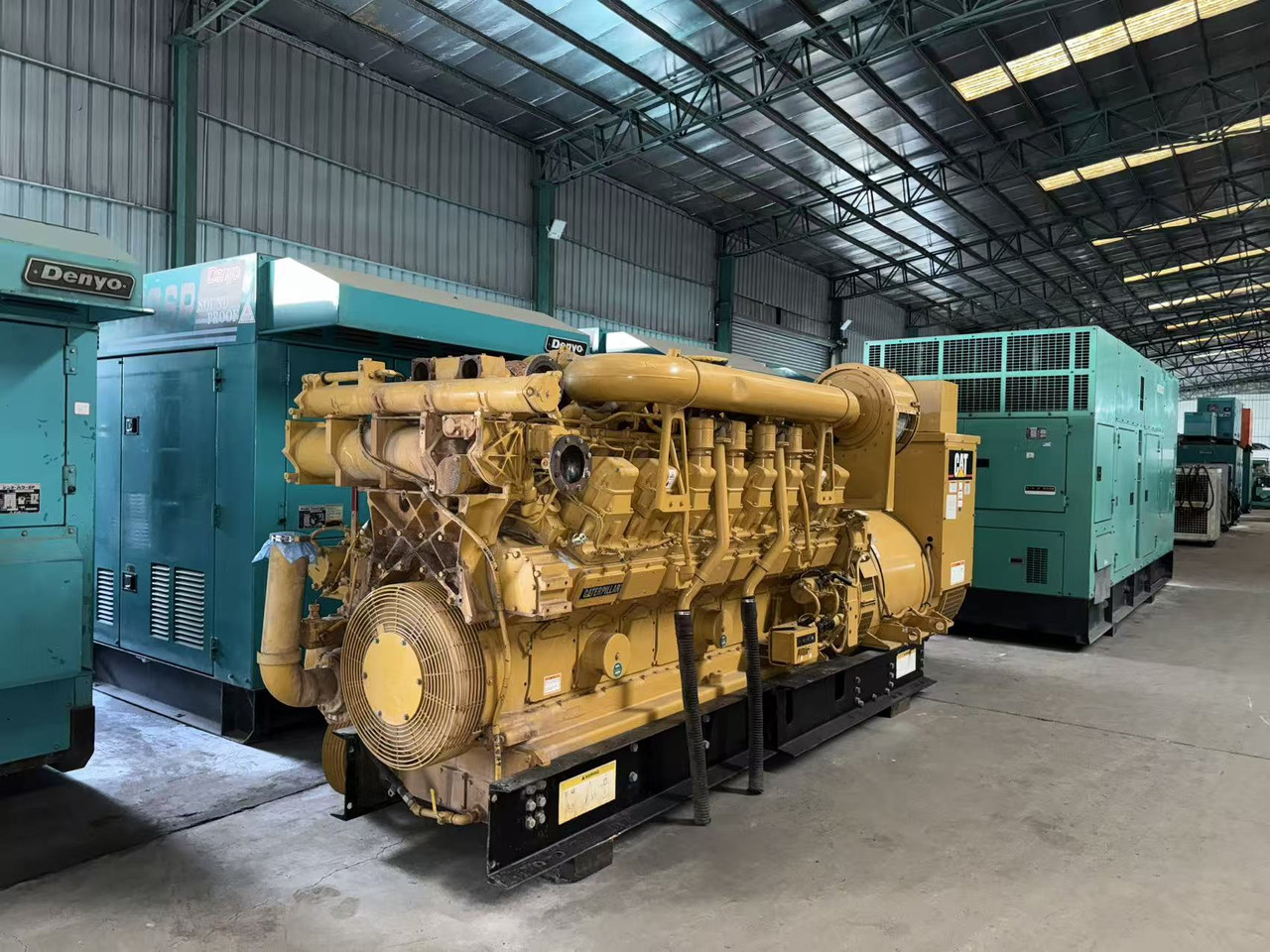 CATPILLAR 2200F 3516 - Szerszám/ Felszerelés: 3 kép. CATPILLAR 2200F 3516 - Szerszám/ Felszerelés: 3 kép.