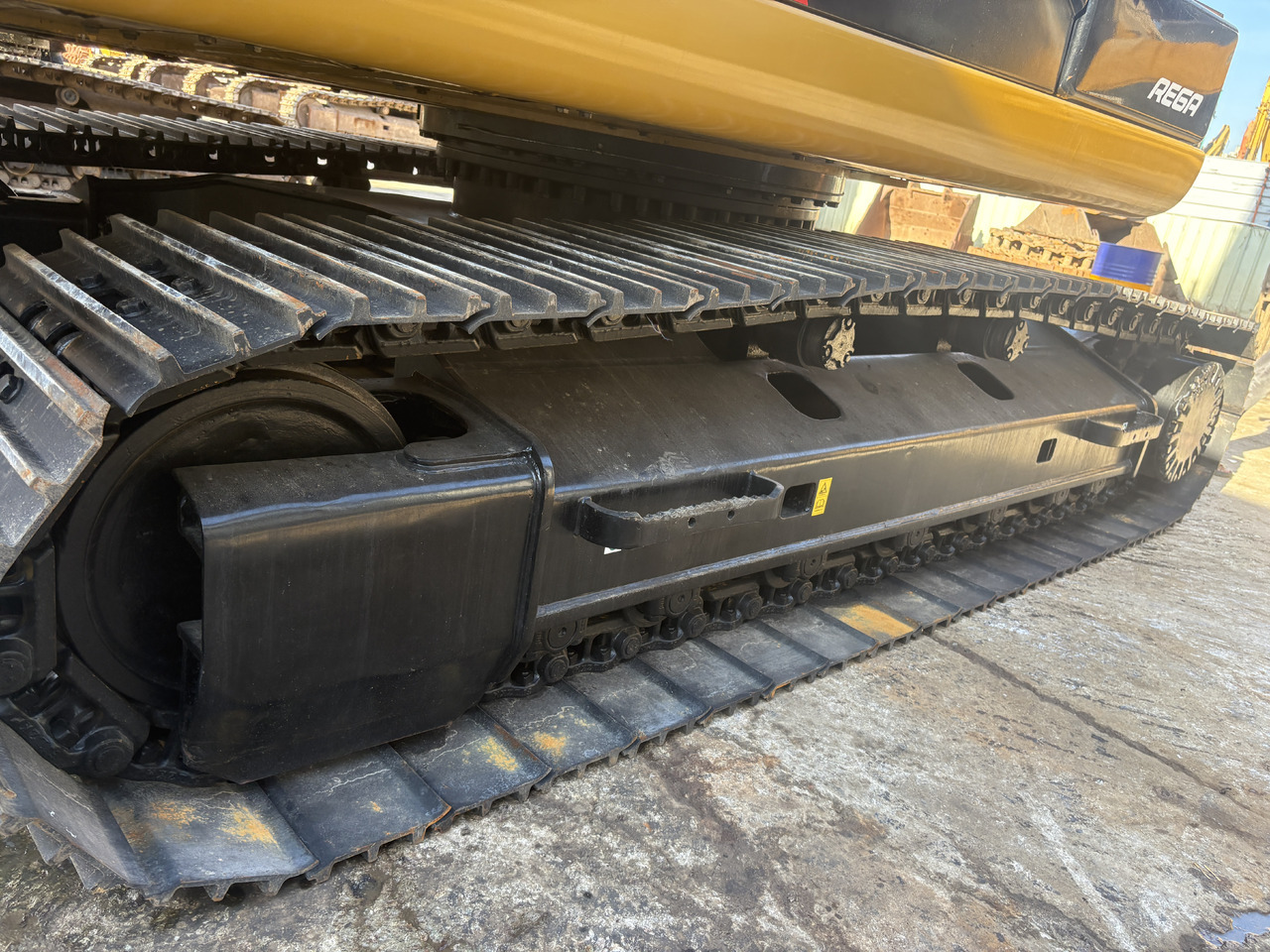 CATPILLAR 320DL - Lánctalpas kotró: 5 kép. CATPILLAR 320DL - Lánctalpas kotró: 5 kép.