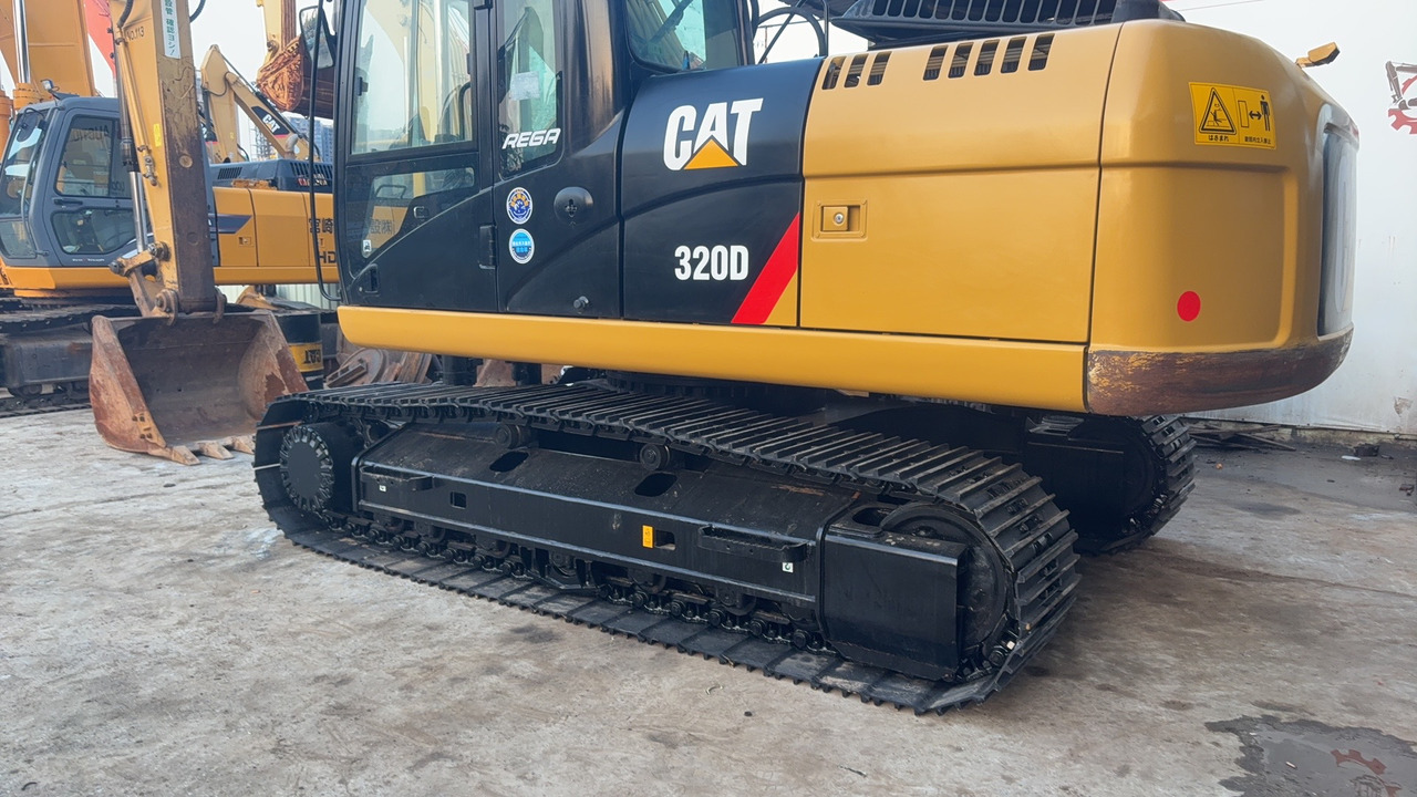 CATPILLAR 320DL - Lánctalpas kotró: 2 kép. CATPILLAR 320DL - Lánctalpas kotró: 2 kép.