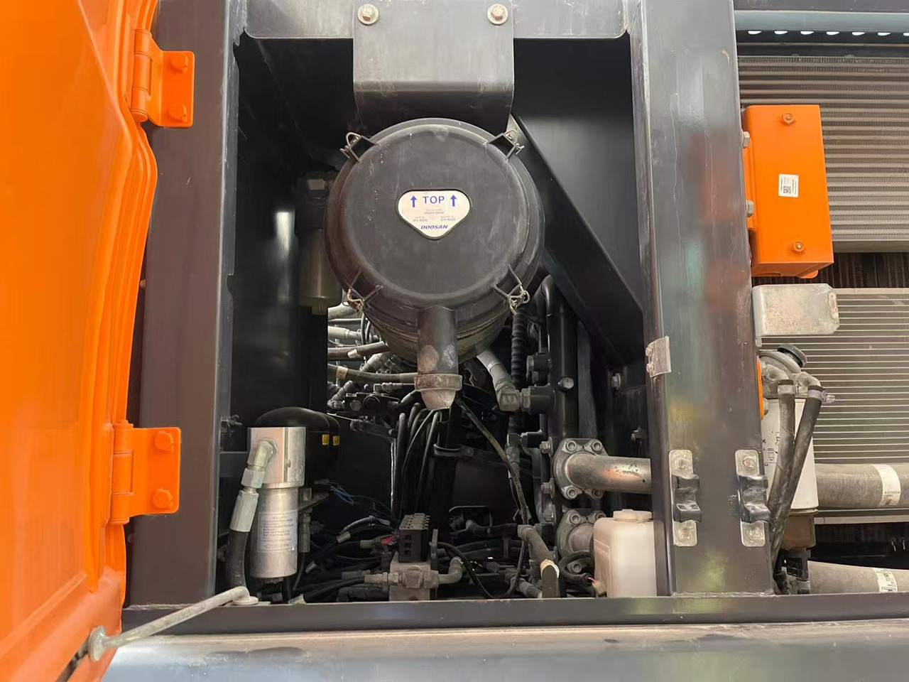DOOSAN DX210 - Gumikerekes kotró: 1 kép. DOOSAN DX210 - Gumikerekes kotró: 1 kép.