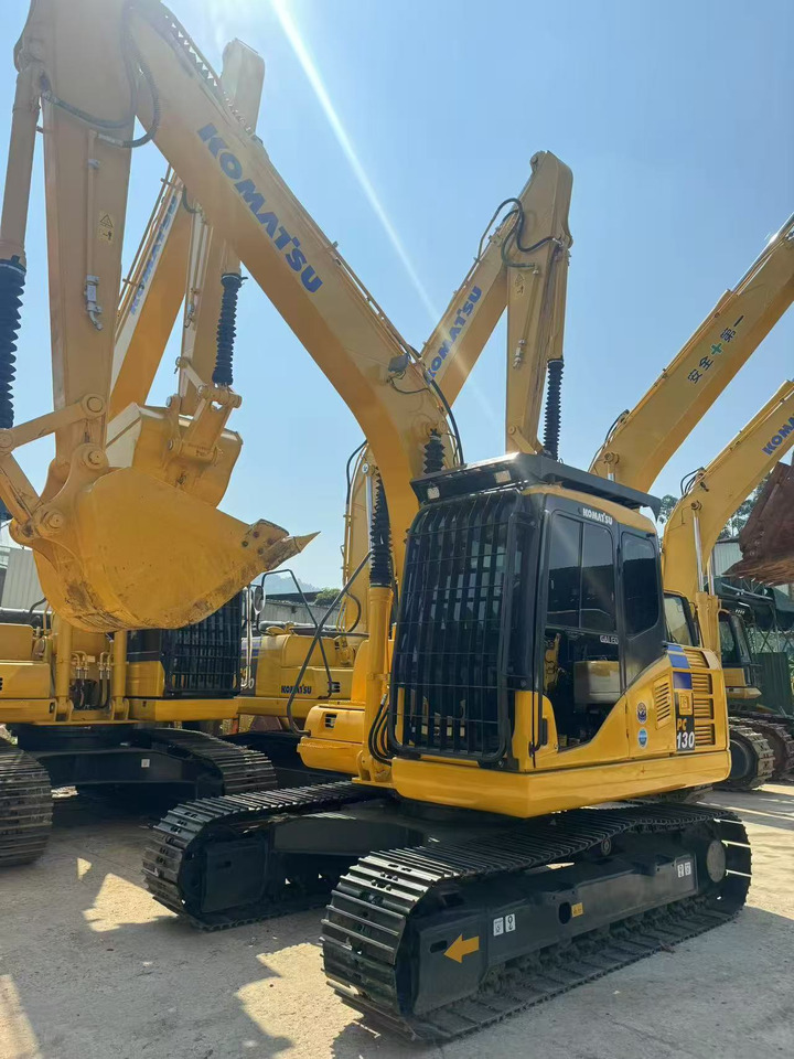 KOMATSU PC130-7 - Lánctalpas kotró: 4 kép. KOMATSU PC130-7 - Lánctalpas kotró: 4 kép.