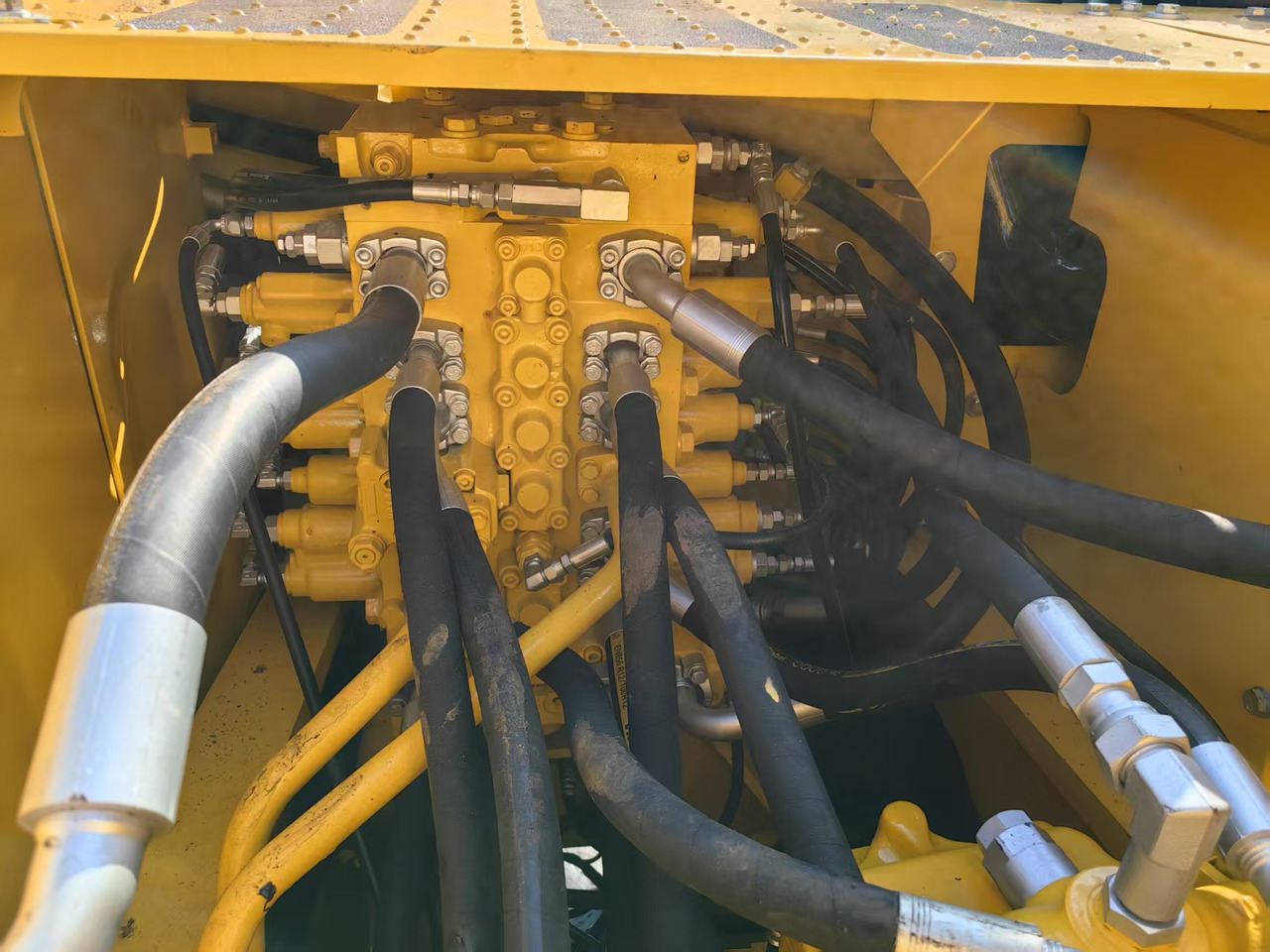 KOMATSU PC200-7 - Lánctalpas kotró: 4 kép. KOMATSU PC200-7 - Lánctalpas kotró: 4 kép.