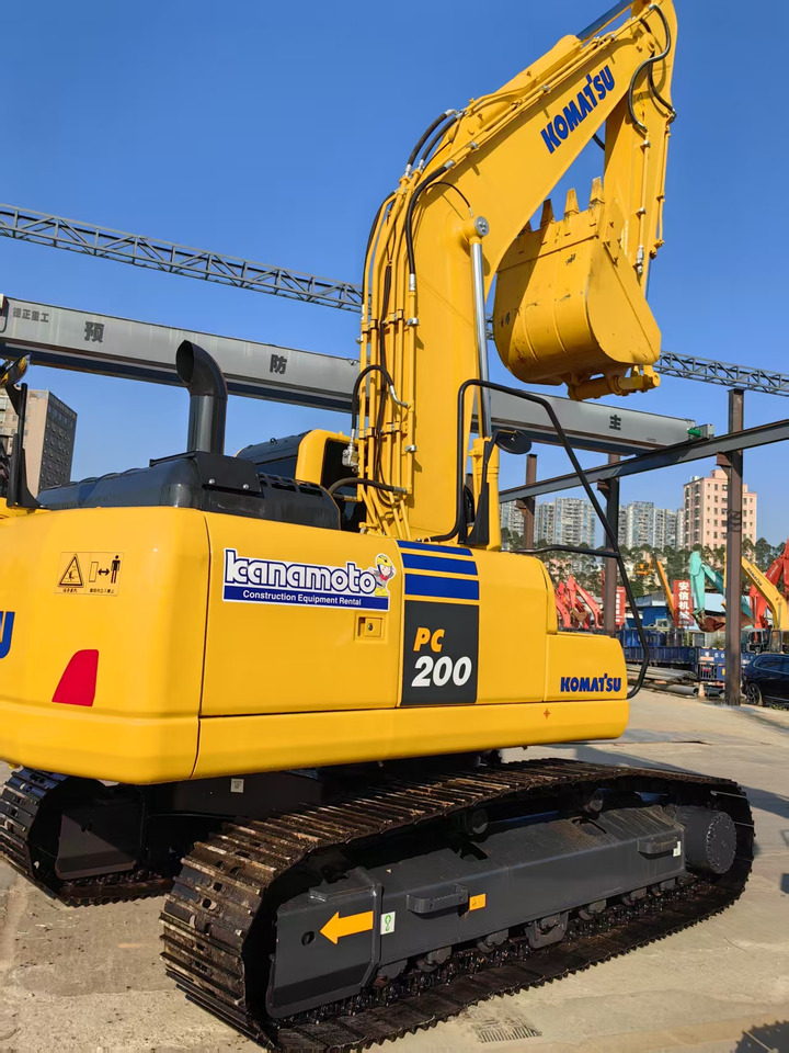 KOMATSU PC200-7 - Lánctalpas kotró: 1 kép. KOMATSU PC200-7 - Lánctalpas kotró: 1 kép.