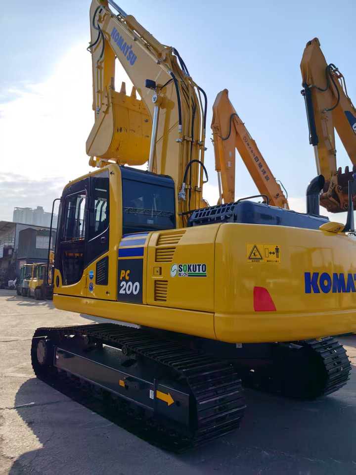 KOMATSU PC200-7 - Lánctalpas kotró: 3 kép. KOMATSU PC200-7 - Lánctalpas kotró: 3 kép.