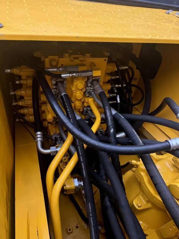 KOMATSU PC220 - Lánctalpas kotró: 4 kép. KOMATSU PC220 - Lánctalpas kotró: 4 kép.