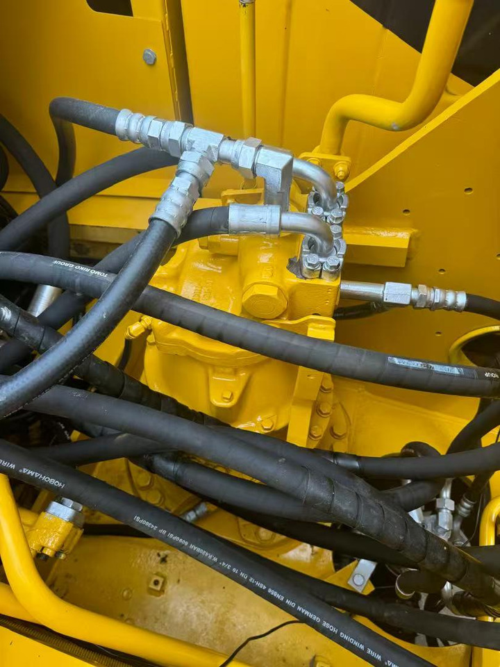 KOMATSU PC220 - Kotrógép: 2 kép. KOMATSU PC220 - Kotrógép: 2 kép.