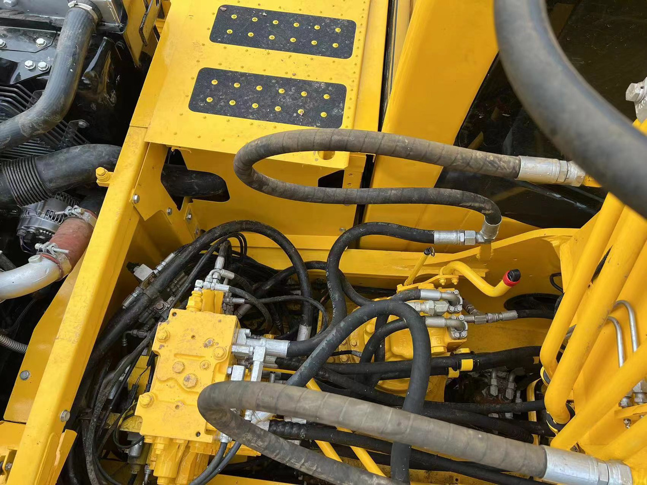 Komatsu PC200-7 - Lánctalpas kotró: 5 kép. Komatsu PC200-7 - Lánctalpas kotró: 5 kép.