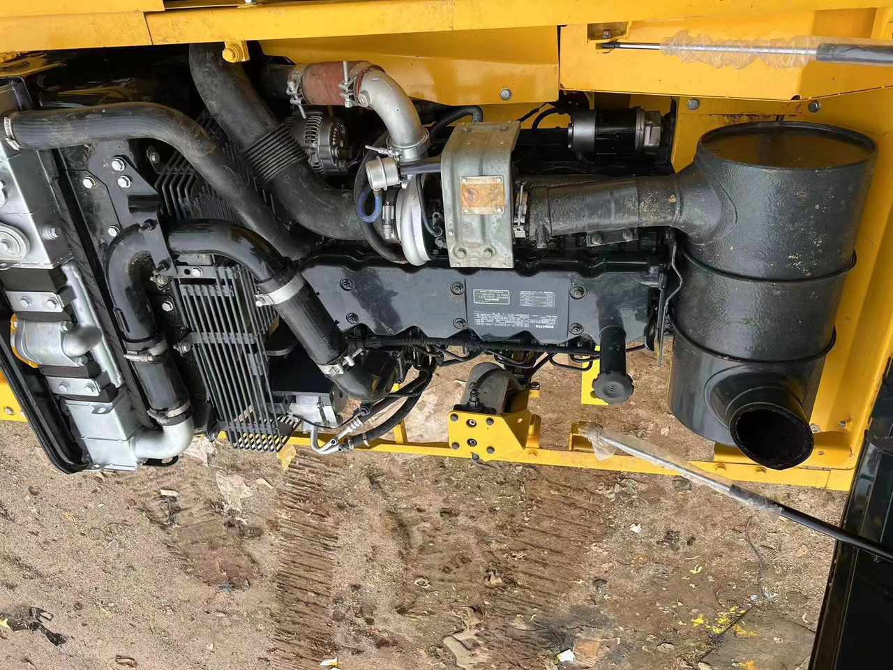 Komatsu PC200-7 - Lánctalpas kotró: 4 kép. Komatsu PC200-7 - Lánctalpas kotró: 4 kép.