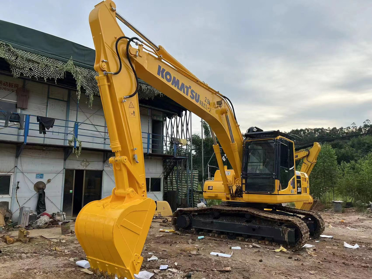 Komatsu PC200-7 - Lánctalpas kotró: 1 kép. Komatsu PC200-7 - Lánctalpas kotró: 1 kép.