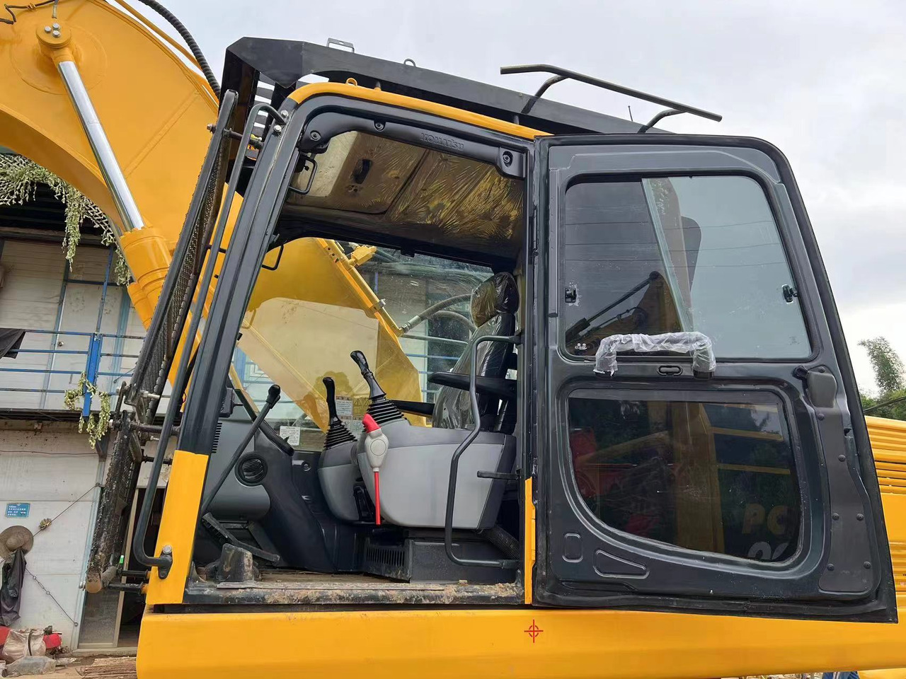 Komatsu PC200-7 - Lánctalpas kotró: 3 kép. Komatsu PC200-7 - Lánctalpas kotró: 3 kép.