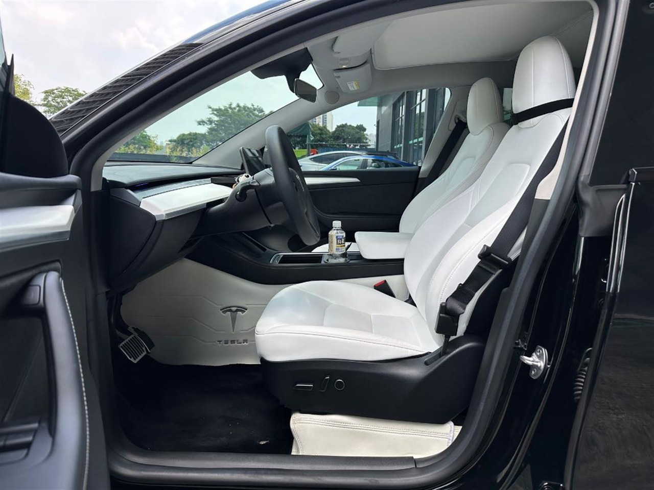 TESLA MODEL Y - Autó: 2 kép. TESLA MODEL Y - Autó: 2 kép.