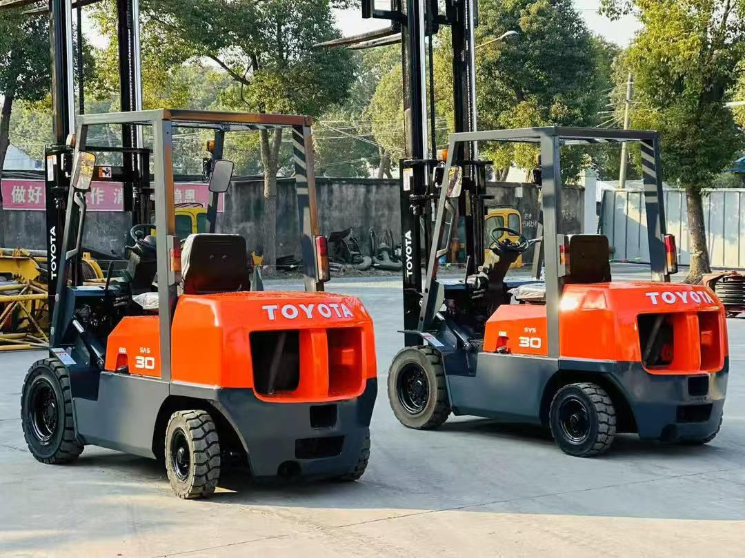 TOYOTA 30 - Dízel targonca: 1 kép. TOYOTA 30 - Dízel targonca: 1 kép.