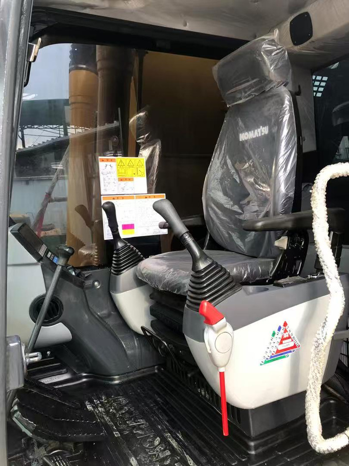 Komatsu PC220-8 - Lánctalpas kotró: 4 kép. Komatsu PC220-8 - Lánctalpas kotró: 4 kép.