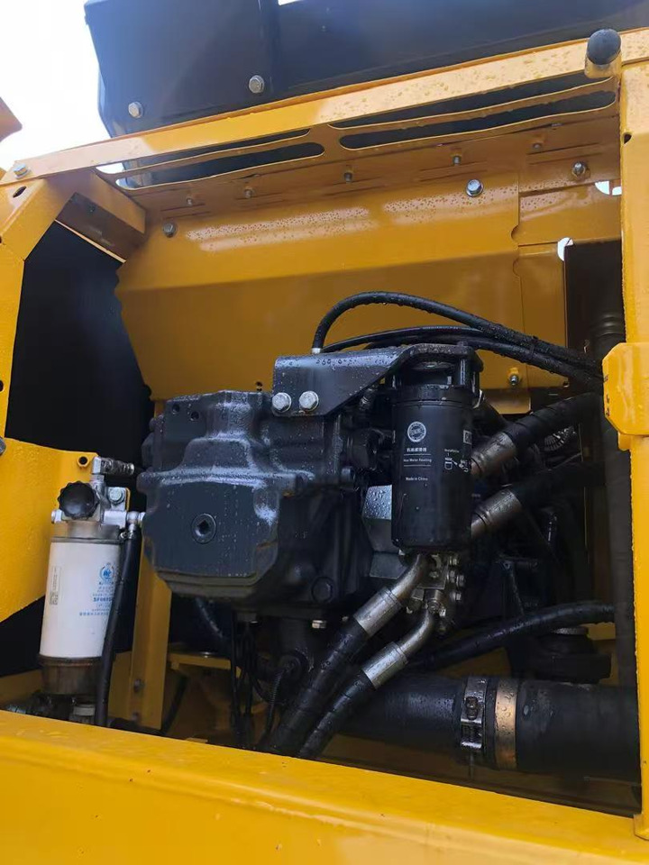 Komatsu PC220-8 - Lánctalpas kotró: 5 kép. Komatsu PC220-8 - Lánctalpas kotró: 5 kép.