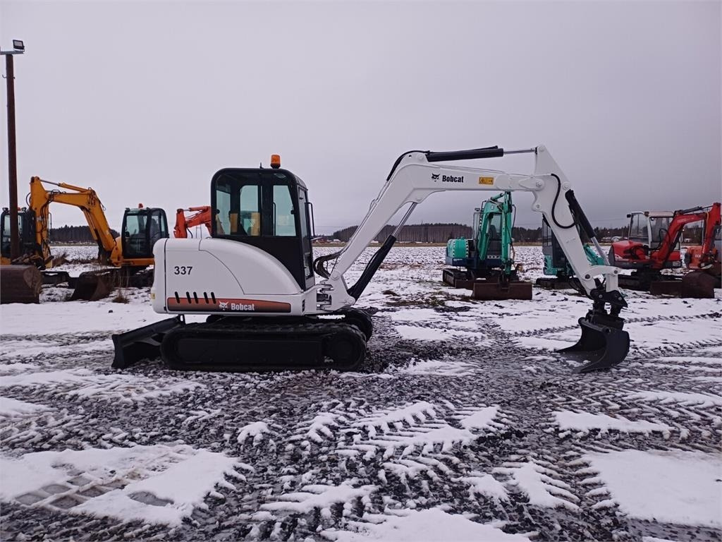 Bobcat 337D Kallistuvalla liittimellä - Minikotró: 5 kép. Bobcat 337D Kallistuvalla liittimellä - Minikotró: 5 kép.