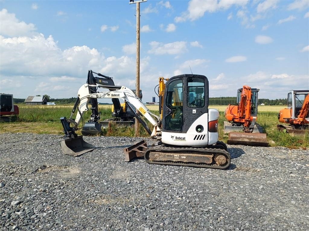 Bobcat 430hag kallistuvalla liittimellä - Minikotró: 2 kép. Bobcat 430hag kallistuvalla liittimellä - Minikotró: 2 kép.