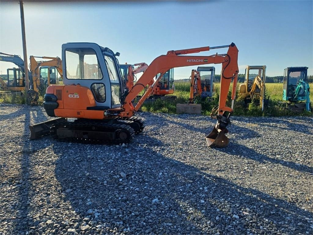 Hitachi EX35 kauhan kallistajalla - Minikotró: 4 kép. Hitachi EX35 kauhan kallistajalla - Minikotró: 4 kép.