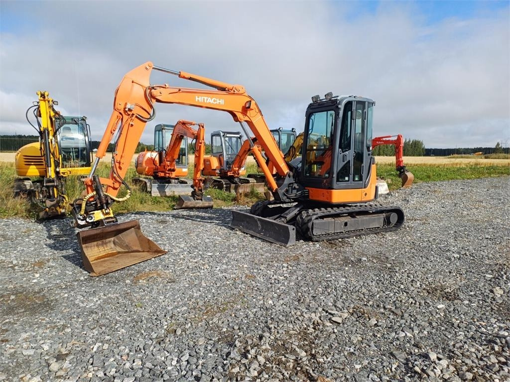 Hitachi ZX50u Engcon pyörittäjällä - Minikotró: 1 kép. Hitachi ZX50u Engcon pyörittäjällä - Minikotró: 1 kép.