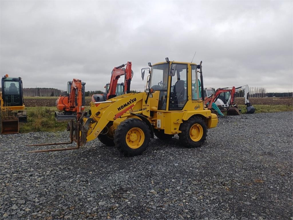 Komatsu WB70A Pyöräkuormaaja - Gumikerekes homlokrakodó: 1 kép. Komatsu WB70A Pyöräkuormaaja - Gumikerekes homlokrakodó: 1 kép.