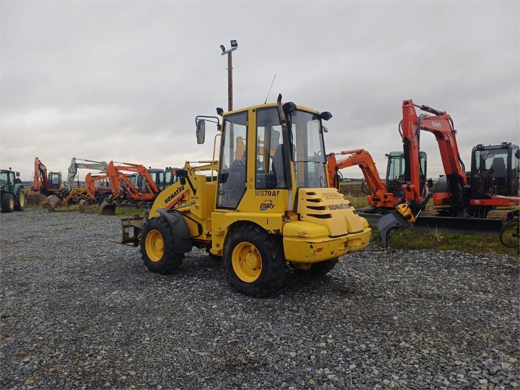 Komatsu WB70A Pyöräkuormaaja - Gumikerekes homlokrakodó: 3 kép. Komatsu WB70A Pyöräkuormaaja - Gumikerekes homlokrakodó: 3 kép.