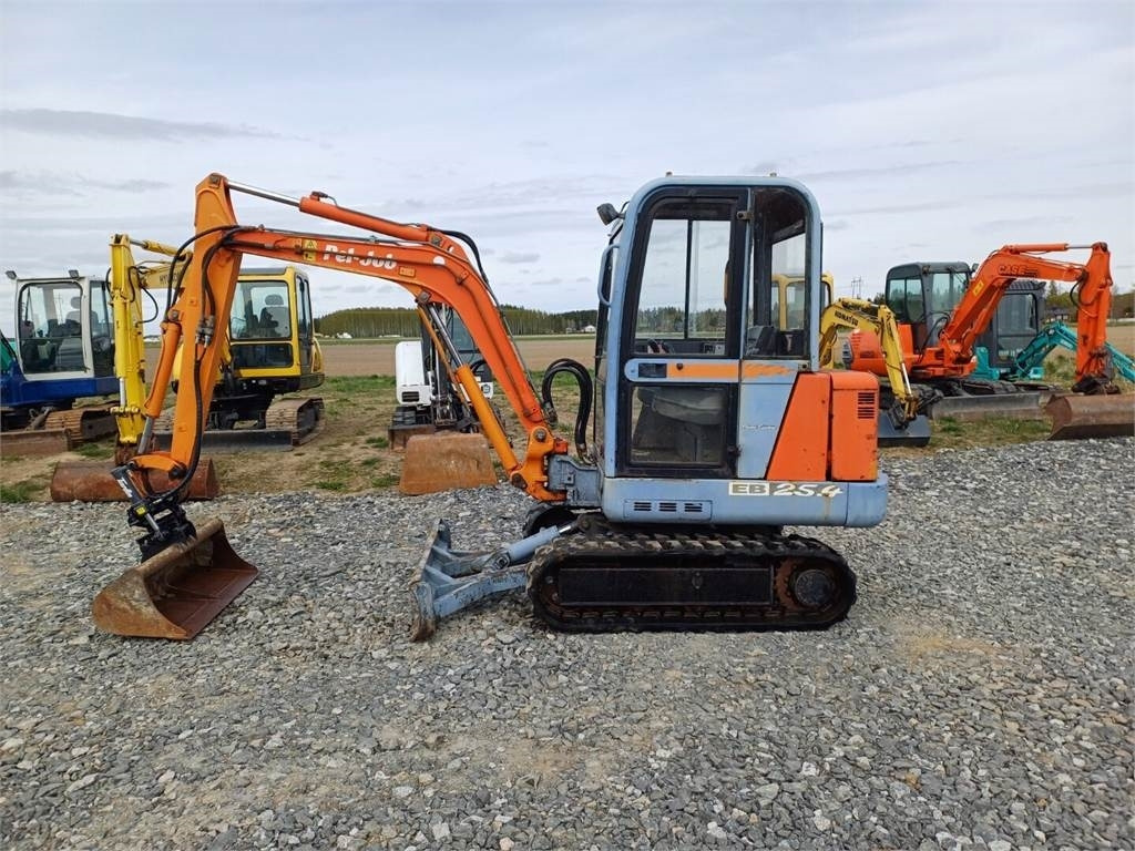 Pel-Job Volvo EB25.4 kallistuvalla liittimellä - Minikotró: 2 kép. Pel-Job Volvo EB25.4 kallistuvalla liittimellä - Minikotró: 2 kép.