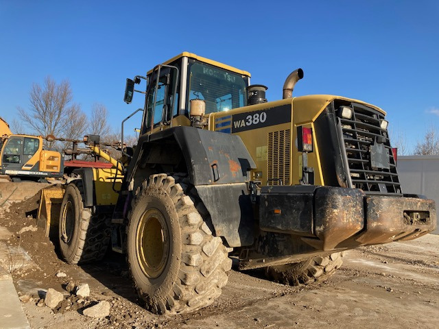 CHARGEUSE SUR PNEUS KOMATSU WA 380-5H - Gumikerekes homlokrakodó: 3 kép. CHARGEUSE SUR PNEUS KOMATSU WA 380-5H - Gumikerekes homlokrakodó: 3 kép.