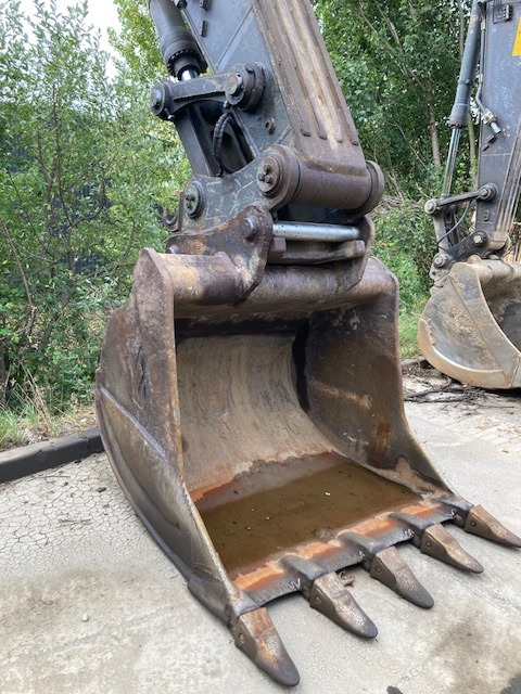 Pelle sur chenilles VOLVO EC360 CNL - Lánctalpas kotró: 3 kép. Pelle sur chenilles VOLVO EC360 CNL - Lánctalpas kotró: 3 kép.