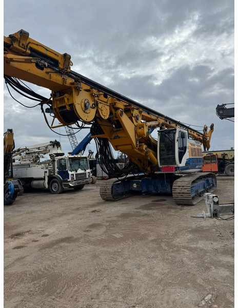 Bauer BG 24 H - Fúrógép: 1 kép. Bauer BG 24 H - Fúrógép: 1 kép.