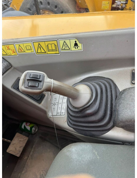 Teleszkópos rakodó Caterpillar TH360: 12 kép.