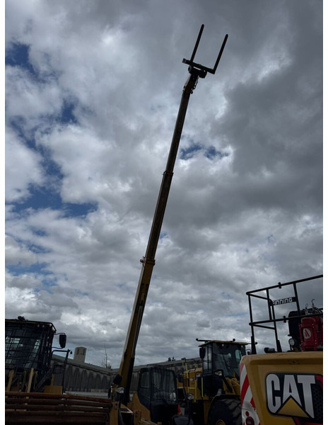 Teleszkópos rakodó Caterpillar TH360: 6 kép.