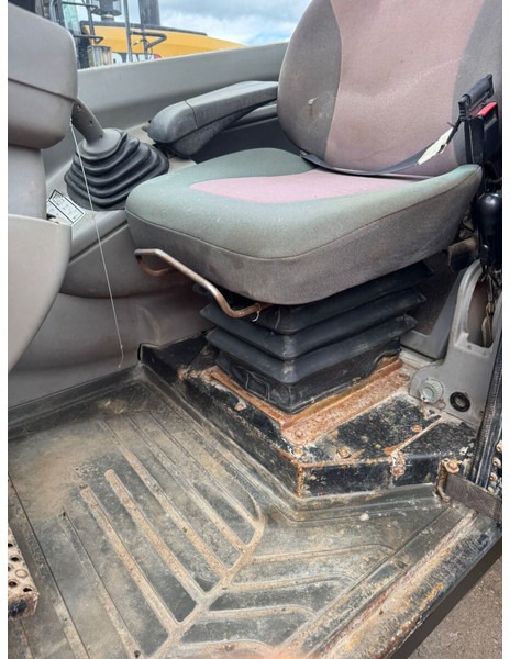 Teleszkópos rakodó Caterpillar TH360: 13 kép.