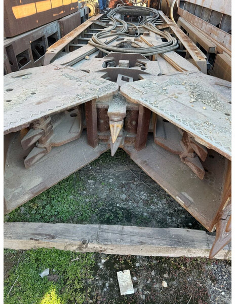 Liebherr Stein HT Diaphragm Wall Grab - Polip kanál - Építőipari gépek: 5 kép. Liebherr Stein HT Diaphragm Wall Grab - Polip kanál - Építőipari gépek: 5 kép.