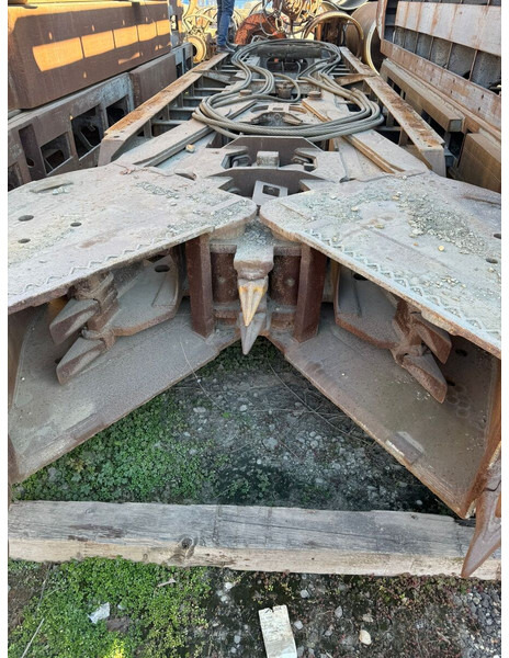 Liebherr Stein HT Diaphragm Wall Grab - Polip kanál - Építőipari gépek: 4 kép. Liebherr Stein HT Diaphragm Wall Grab - Polip kanál - Építőipari gépek: 4 kép.