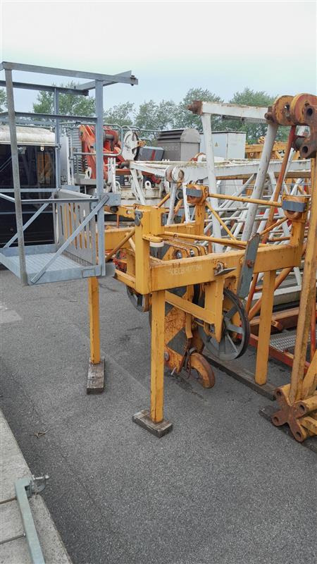 LIEBHERR 250 EC-B 12 Litronic - Toronydaru: 3 kép. LIEBHERR 250 EC-B 12 Litronic - Toronydaru: 3 kép.