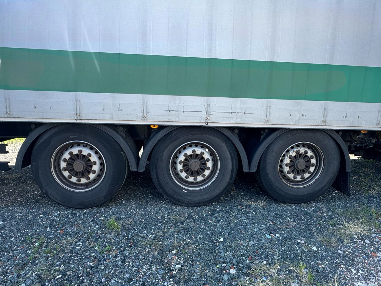 Kögel LBW/SafeServer/Lift/GT-Zertifikat - Ponyvás félpótkocsi: 4 kép. Kögel LBW/SafeServer/Lift/GT-Zertifikat - Ponyvás félpótkocsi: 4 kép.