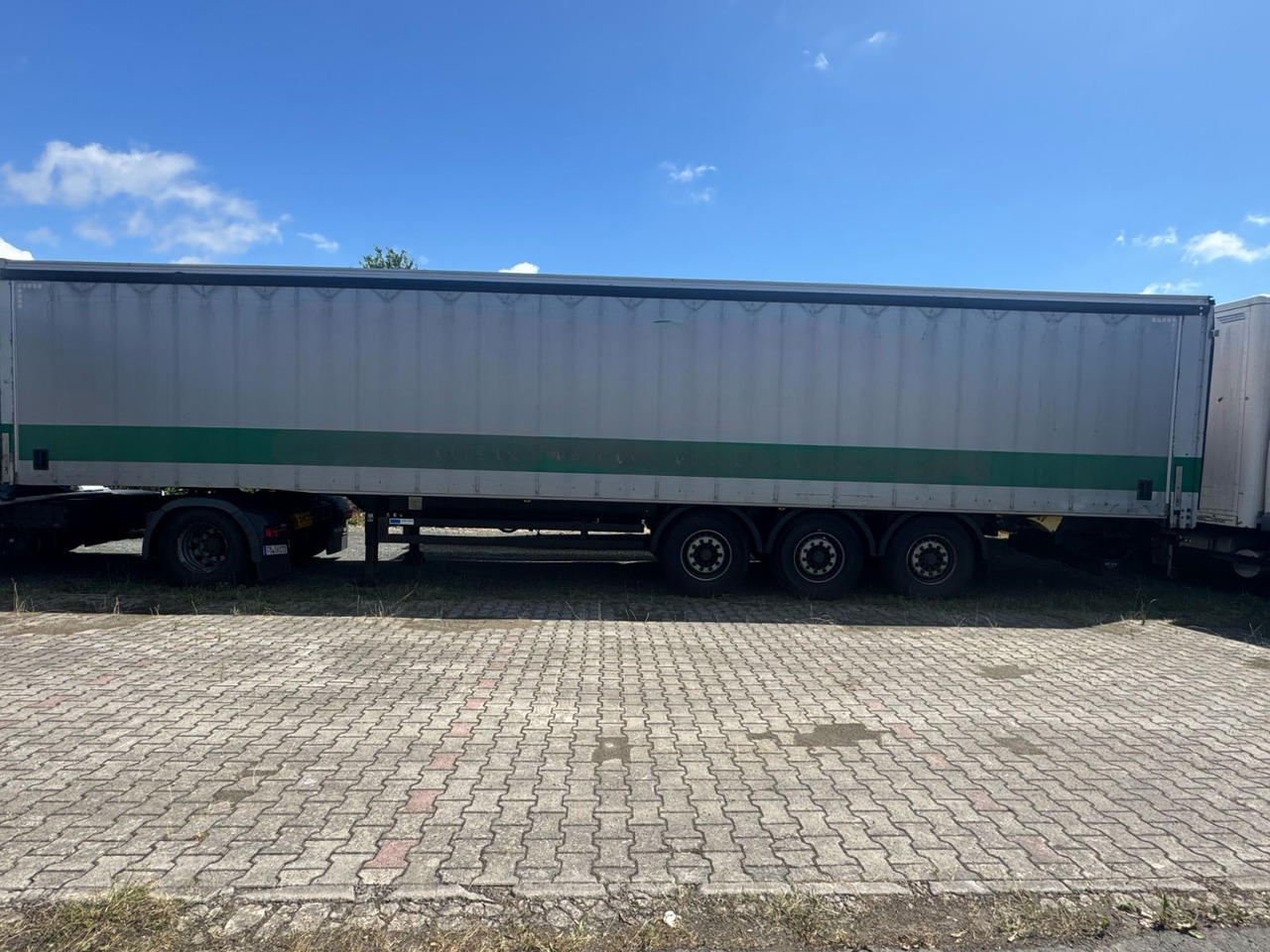 Kögel LBW/SafeServer/Lift/GT-Zertifikat - Ponyvás félpótkocsi: 2 kép. Kögel LBW/SafeServer/Lift/GT-Zertifikat - Ponyvás félpótkocsi: 2 kép.