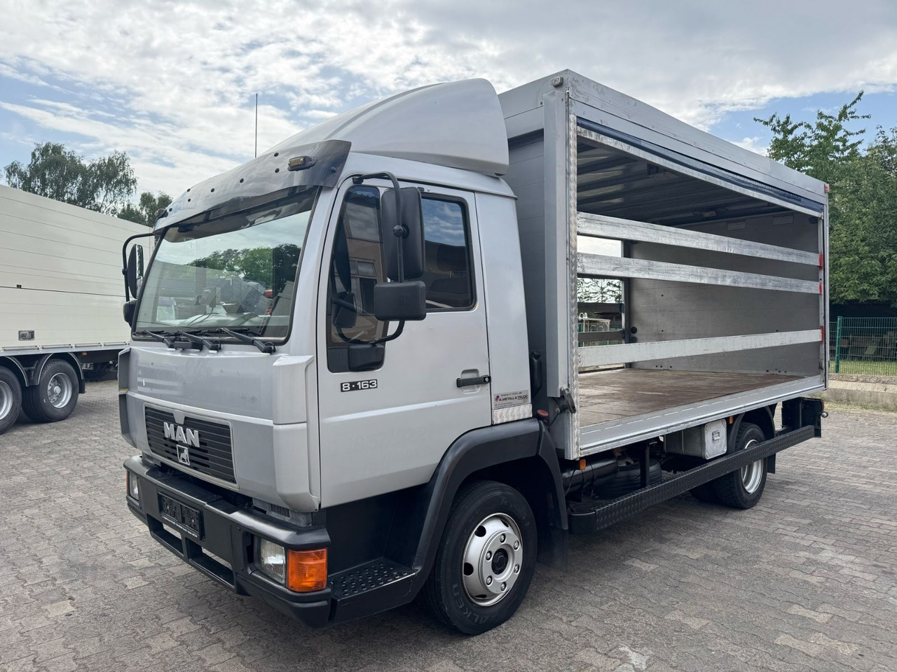 MAN 8. 163 /L2000/LBW-2T./2xAHK - Ponyvás kisteherautó: 1 kép. MAN 8. 163 /L2000/LBW-2T./2xAHK - Ponyvás kisteherautó: 1 kép.