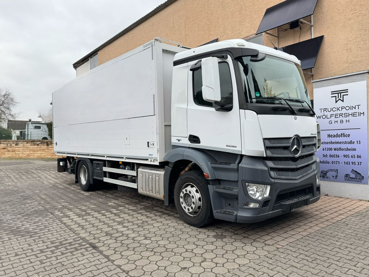 Mercedes-Benz Antos 1836L/4x2/2t.LBW/2xAHK/aus.1Hand/16.Pal. - Italszállító teherautó: 1 kép. Mercedes-Benz Antos 1836L/4x2/2t.LBW/2xAHK/aus.1Hand/16.Pal. - Italszállító teherautó: 1 kép.