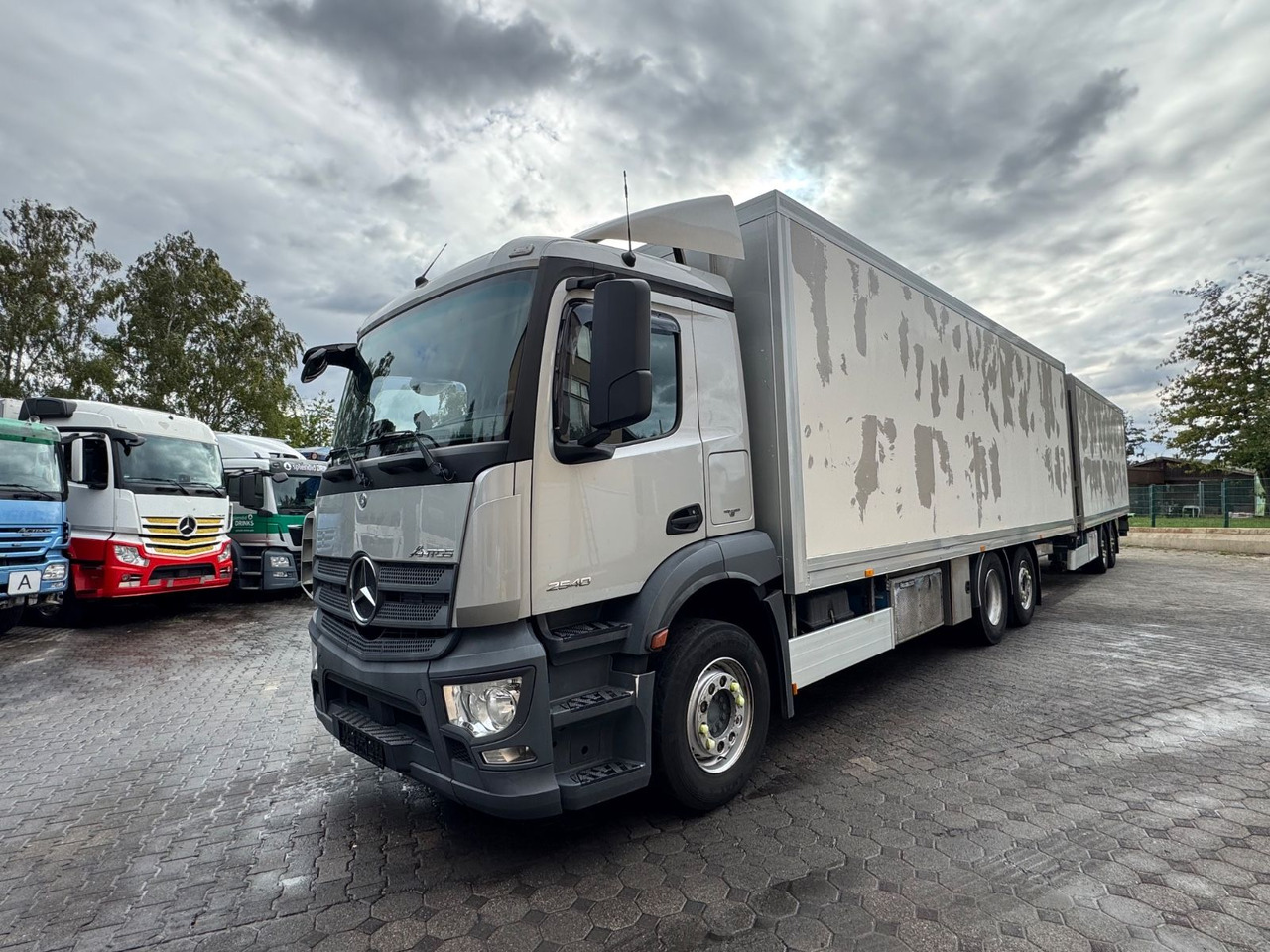 Mercedes-Benz Antos 2540/2xLBW/Kühlung-Defekt/5instock - Hűtős teherautó: 2 kép. Mercedes-Benz Antos 2540/2xLBW/Kühlung-Defekt/5instock - Hűtős teherautó: 2 kép.