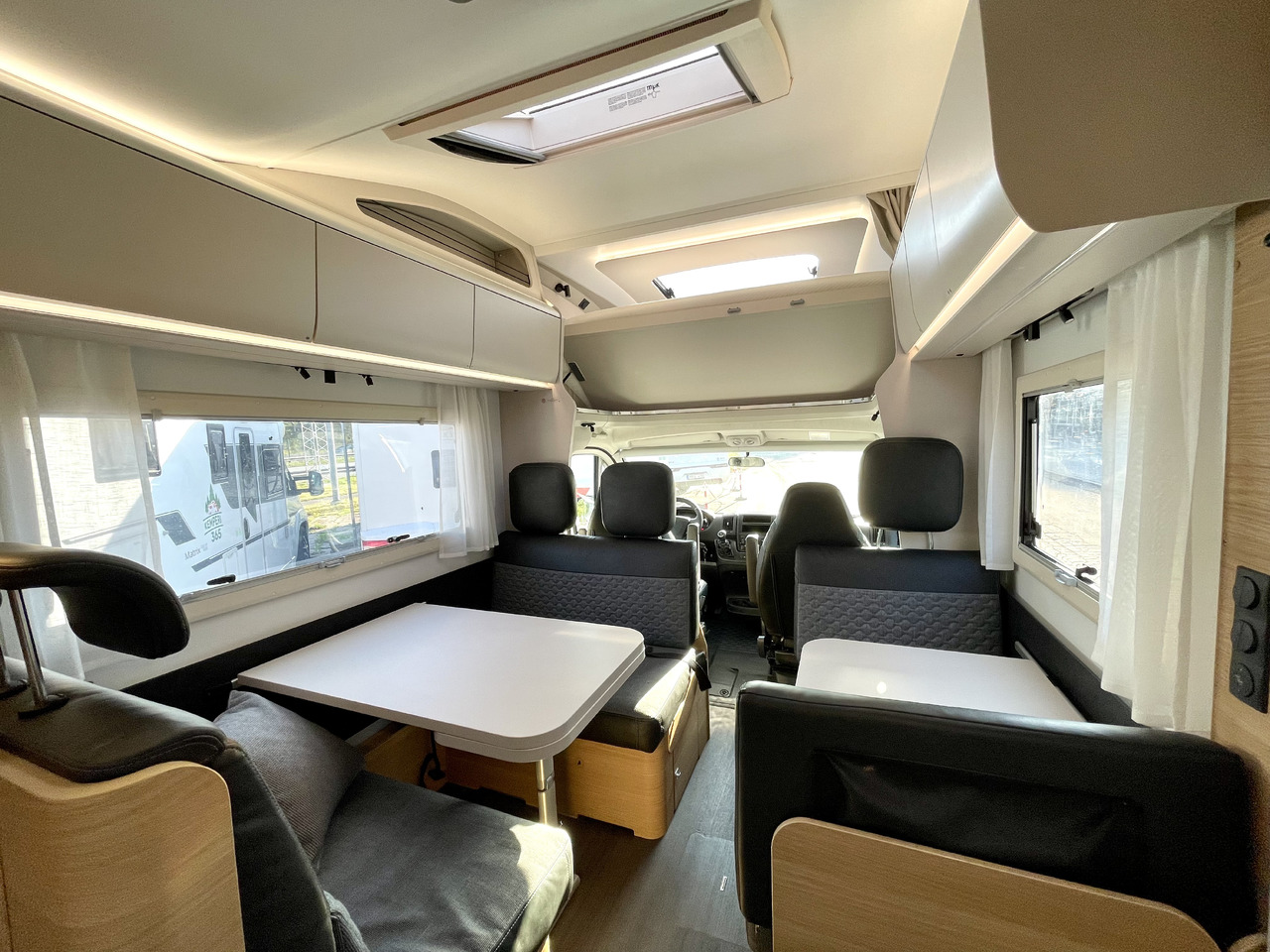 ADRIA Coral XL 650 DK - Alkóvos lakóautó: 5 kép. ADRIA Coral XL 650 DK - Alkóvos lakóautó: 5 kép.