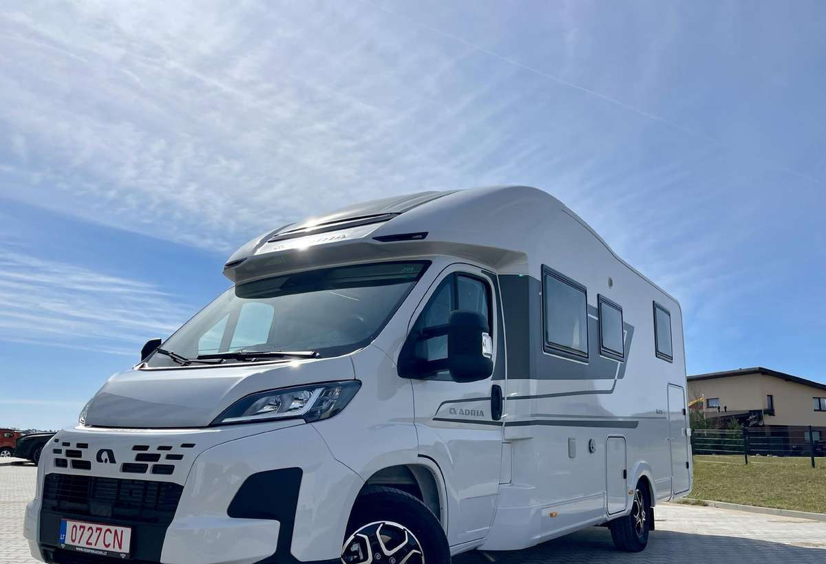ADRIA Matrix Axess 650 SL - Félintegrált lakóautó: 2 kép. ADRIA Matrix Axess 650 SL - Félintegrált lakóautó: 2 kép.