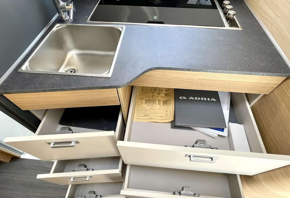 ADRIA Matrix Axess 650 SL - Félintegrált lakóautó: 5 kép. ADRIA Matrix Axess 650 SL - Félintegrált lakóautó: 5 kép.