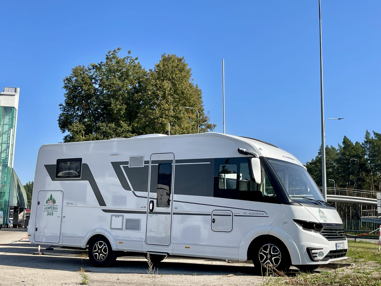 ADRIA Sonic Plus 700SL - Integrált lakóautó: 2 kép. ADRIA Sonic Plus 700SL - Integrált lakóautó: 2 kép.