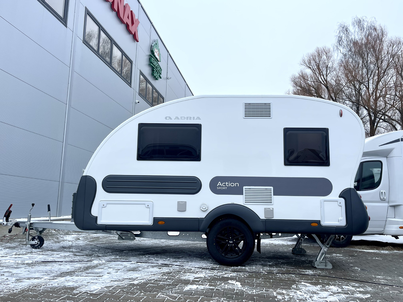 Adria Action Sport - Lakókocsi: 3 kép. Adria Action Sport - Lakókocsi: 3 kép.