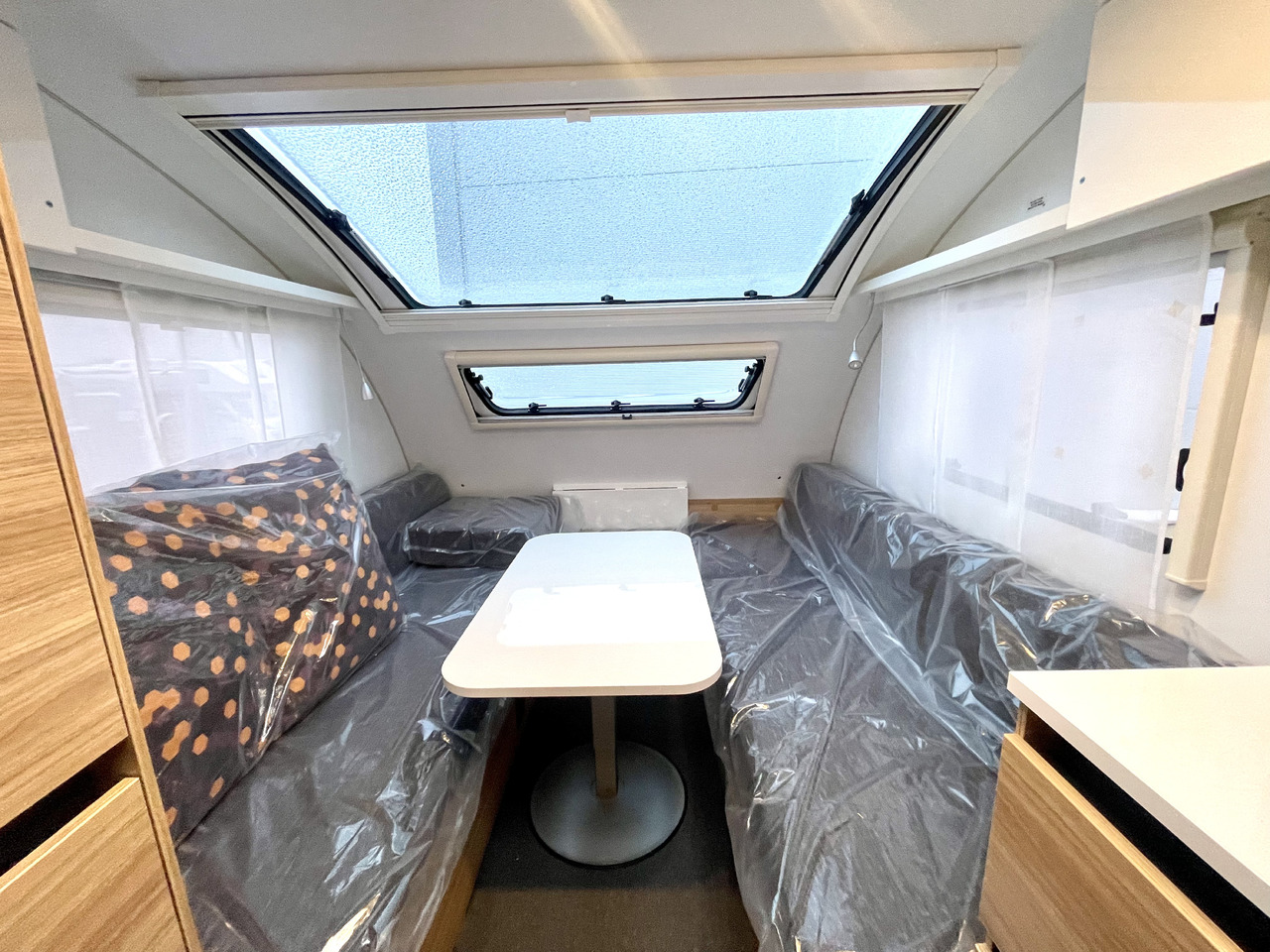 Adria Action Sport - Lakókocsi: 5 kép. Adria Action Sport - Lakókocsi: 5 kép.